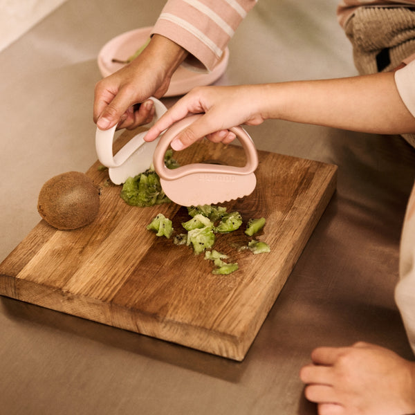 Cortador infantil em Tritan com pega circular ergonómica e extremidade não afiada para ajudar a cortar alimentos macios.
Peppermint Garden Green
