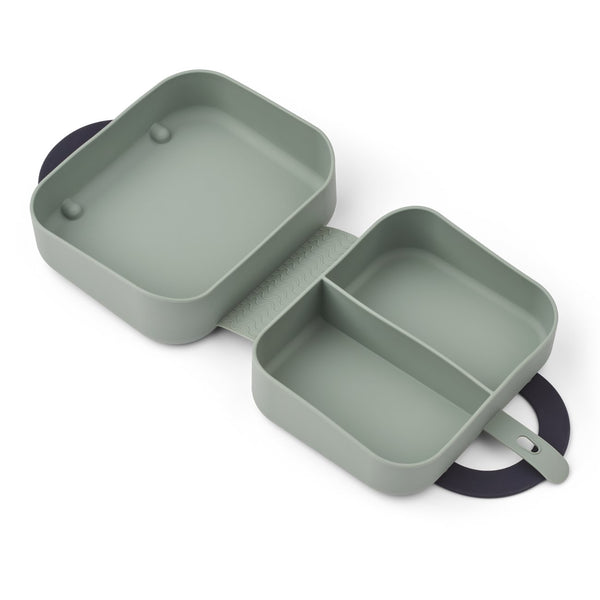 Marmita com Asas ELARA em 100% silicone dobrável, com divisória interior e pega integrada, ideal para transportar refeições e lanches das crianças. Play