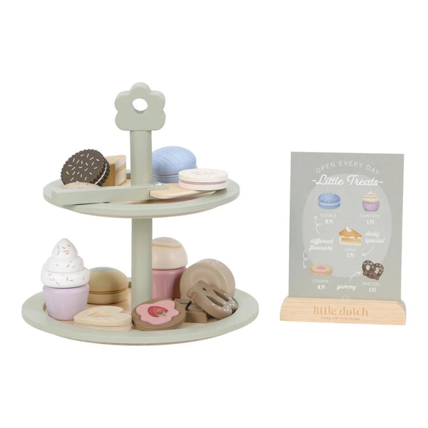 Base para Bolos em madeira com doces de brincar, espátula e menu ilustrado, ideal para estimular a imaginação e o jogo simbólico das crianças.