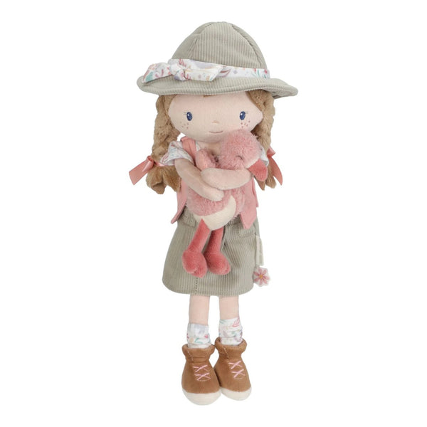 Boneca Ranger Rosa 35 cm em tecido macio com flamingo e roupa Safari, ideal para estimular a imaginação, o jogo simbólico e o desenvolvimento emocional das crianças.