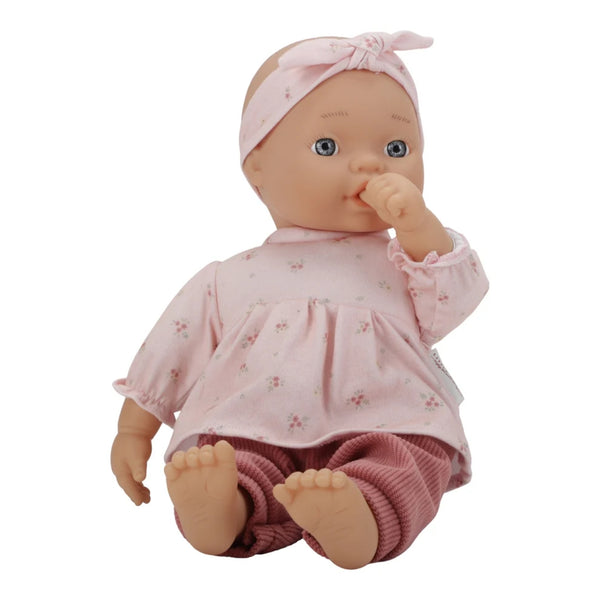 Boneca Lily 36 cm com corpo macio, roupa Rosy Meadows, chupeta e biberão, indicada como primeira boneca para crianças a partir dos 18 meses.