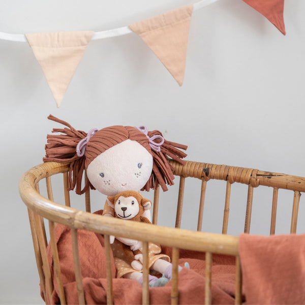 Boneca de Pano Sophia 35 cm Little Dutch com roupa amarela e macaquinho de peluche, ideal para abraçar, brincar e estimular a imaginação das crianças.