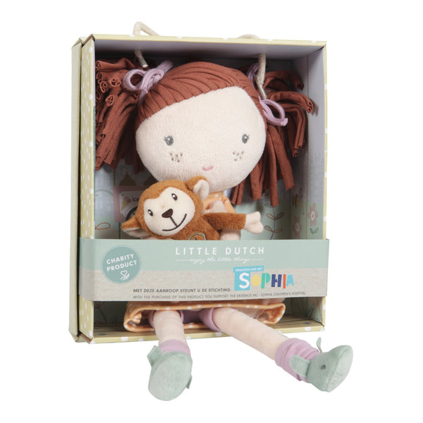 Boneca de Pano Sophia 35 cm Little Dutch com roupa amarela e macaquinho de peluche, ideal para abraçar, brincar e estimular a imaginação das crianças.