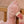 Caixa de Música Flamingo em tecido macio com melodia suave, ideal para acalmar o bebé e decorar o quarto infantil.