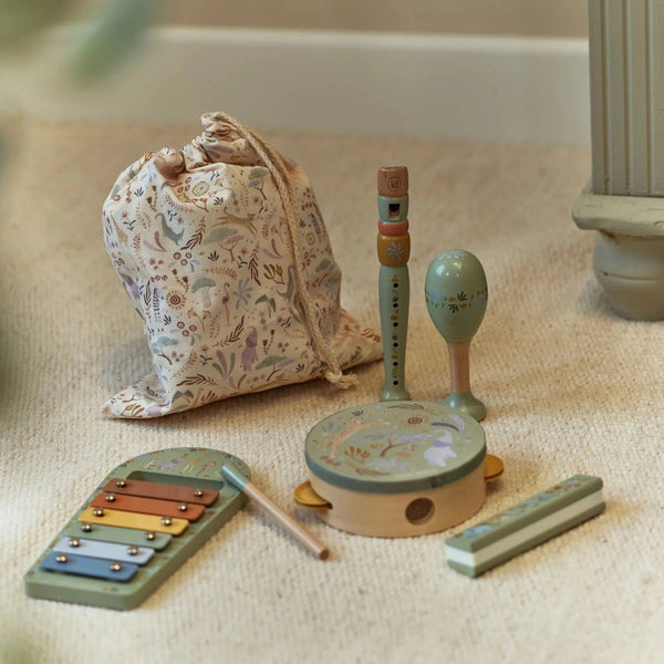 Conjunto Musical Safari Friends com cinco instrumentos infantis e bolsa de arrumação, ideal para desenvolver o ritmo, a criatividade e a coordenação motora das crianças verde.