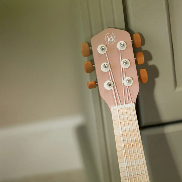Guitarra infantil em madeira Safari Friends com seis cordas ajustáveis, ideal para estimular a criatividade, coordenação motora e iniciação musical das crianças.