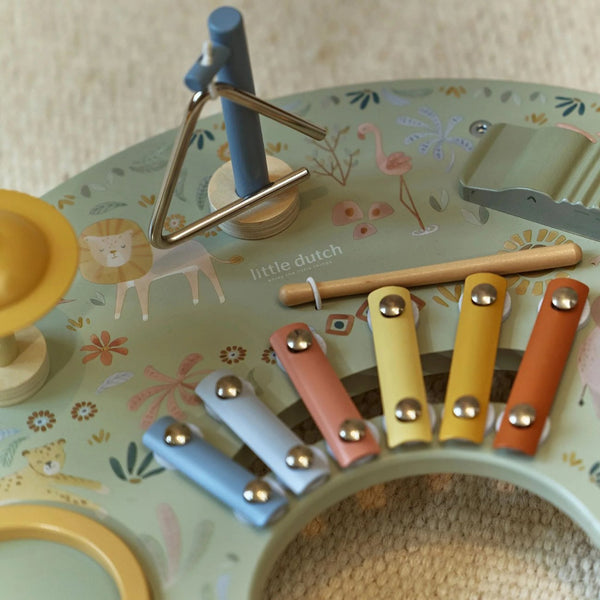 Mesa musical em madeira para bebé com xilofone, tambor, prato e instrumentos musicais, ideal para desenvolver o ritmo, criatividade e coordenação motora desde os 18 meses.