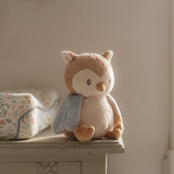 Peluche Coruja Forest Friends Little Dutch azul, macia e suave ao toque, ideal para bebés desde o nascimento e perfeita para abraços e momentos de aconchego.