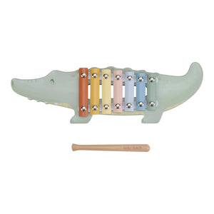 Xilofone Crocodilo em madeira com notas metálicas coloridas e baqueta, ideal para estimular a criatividade, o ritmo e a iniciação musical das crianças.