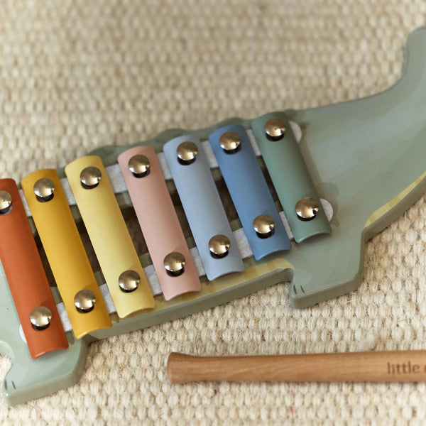 Xilofone Crocodilo em madeira com notas metálicas coloridas e baqueta, ideal para estimular a criatividade, o ritmo e a iniciação musical das crianças.