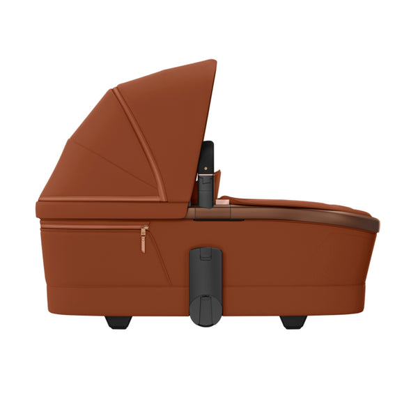 MAXI-COSI Alcofa Fame com tecnologia SoothingSlope, altura ajustável em três níveis, colchão de dupla face, capota extensível, ventilação integrada e acabamentos premium em EcoPele para bebés até aos 9 kg. Copper Terra