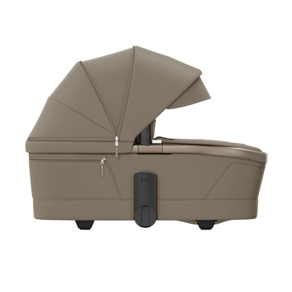 MAXI-COSI Alcofa Fame com tecnologia SoothingSlope, altura ajustável em três níveis, colchão de dupla face, capota extensível, ventilação integrada e acabamentos premium em EcoPele para bebés até aos 9 kg. Oak Truffle