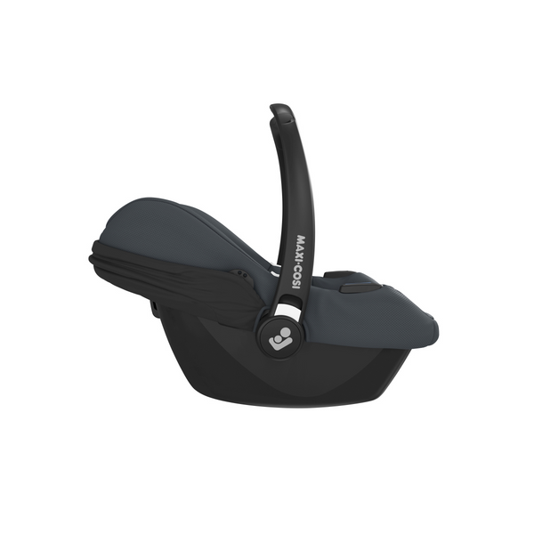 Cadeira auto MAXI-COSI CabrioFix i-Size ultraleve com apenas 3,2 kg, homologada i-Size, compatível com base ISOFIX ou cinto de segurança, capota com proteção UV e utilização desde o nascimento até aos 75 cm. Essential Graphite