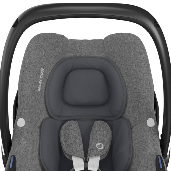 Cadeira auto MAXI-COSI CabrioFix i-Size ultraleve com apenas 3,2 kg, homologada i-Size, compatível com base ISOFIX ou cinto de segurança, capota com proteção UV e utilização desde o nascimento até aos 75 cm. Essential Grey