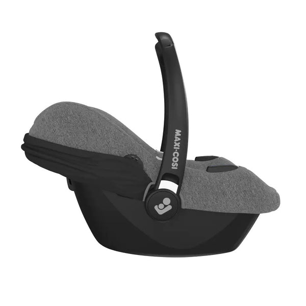 Cadeira auto MAXI-COSI CabrioFix i-Size ultraleve com apenas 3,2 kg, homologada i-Size, compatível com base ISOFIX ou cinto de segurança, capota com proteção UV e utilização desde o nascimento até aos 75 cm. Essential Grey