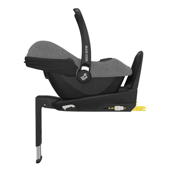 Cadeira auto MAXI-COSI CabrioFix i-Size ultraleve com apenas 3,2 kg, homologada i-Size, compatível com base ISOFIX ou cinto de segurança, capota com proteção UV e utilização desde o nascimento até aos 75 cm. Essential Grey