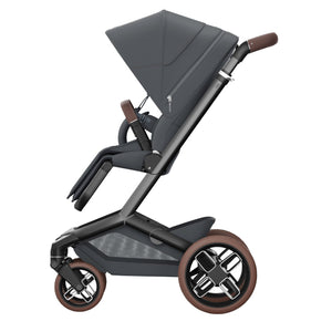 Carrinho Maxi-Cosi Fame com assento reclinável, sistema LumiRide LED, suspensão CosiCruise, apoio de braços e compatibilidade com cadeiras auto SlideTech® moon graphite