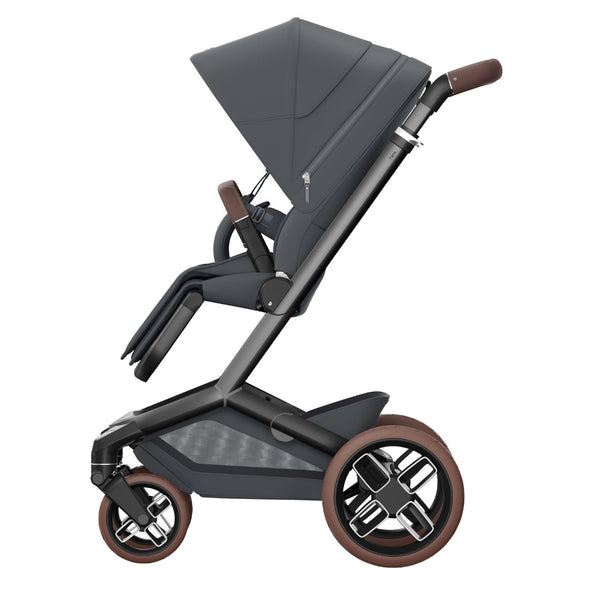 Carrinho Maxi-Cosi Fame com assento reclinável, sistema LumiRide LED, suspensão CosiCruise, apoio de braços e compatibilidade com cadeiras auto SlideTech® moon graphite