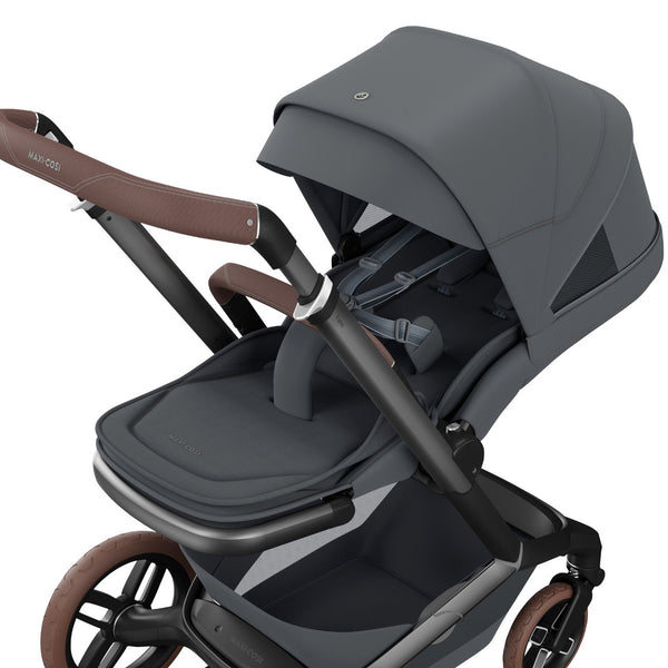 Carrinho Maxi-Cosi Fame com assento reclinável, sistema LumiRide LED, suspensão CosiCruise, apoio de braços e compatibilidade com cadeiras auto SlideTech® moon graphite