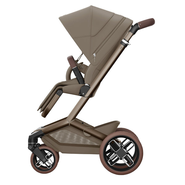 Carrinho Maxi-Cosi Fame com assento reclinável, sistema LumiRide LED, suspensão CosiCruise, apoio de braços e compatibilidade com cadeiras auto SlideTech® oak truffle