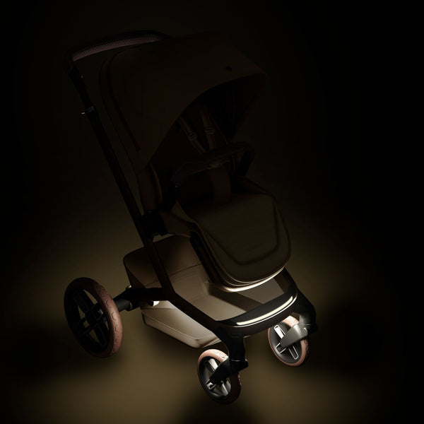 Carrinho Maxi-Cosi Fame com assento reclinável, sistema LumiRide LED, suspensão CosiCruise, apoio de braços e compatibilidade com cadeiras auto SlideTech® oak truffle