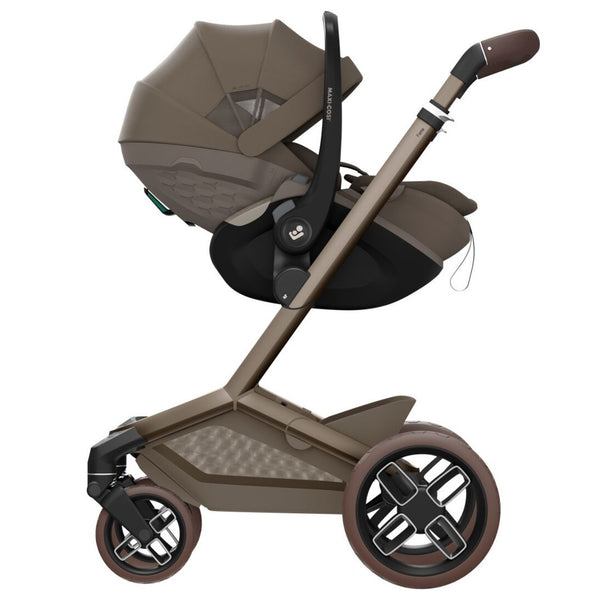 Carrinho Maxi-Cosi Fame com assento reclinável, sistema LumiRide LED, suspensão CosiCruise, apoio de braços e compatibilidade com cadeiras auto SlideTech® oak truffle
