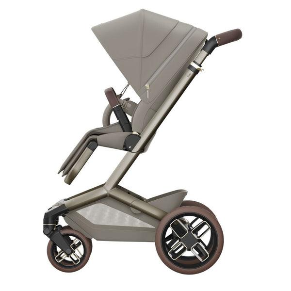 Carrinho Maxi-Cosi Fame com assento reclinável, sistema LumiRide LED, suspensão CosiCruise, apoio de braços e compatibilidade com cadeiras auto SlideTech® saphire sand
