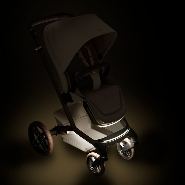 Carrinho Maxi-Cosi Fame com assento reclinável, sistema LumiRide LED, suspensão CosiCruise, apoio de braços e compatibilidade com cadeiras auto SlideTech® saphire sand