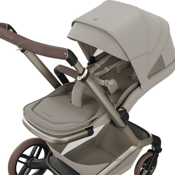 Carrinho Maxi-Cosi Fame com assento reclinável, sistema LumiRide LED, suspensão CosiCruise, apoio de braços e compatibilidade com cadeiras auto SlideTech® saphire sand