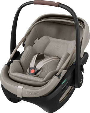 Cadeira auto MAXI-COSI Coral Slide Pro i-Size ultraleve com apenas 2,5 kg, posição totalmente reclinada, três níveis de reclinação, capota extragrande, tecidos ECO Care e compatível com a Base FamilyFix Slide Pro para bebés dos 0 aos 13 kg. Sapphire Sand