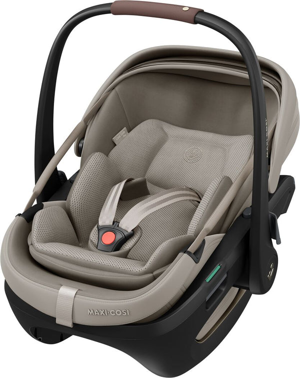 Cadeira auto MAXI-COSI Coral Slide Pro i-Size ultraleve com apenas 2,5 kg, posição totalmente reclinada, três níveis de reclinação, capota extragrande, tecidos ECO Care e compatível com a Base FamilyFix Slide Pro para bebés dos 0 aos 13 kg. Sapphire Sand