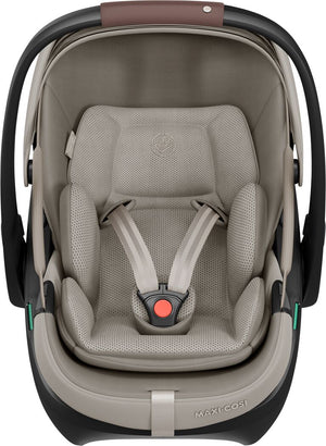 Cadeira auto MAXI-COSI Coral Slide Pro i-Size ultraleve com apenas 2,5 kg, posição totalmente reclinada, três níveis de reclinação, capota extragrande, tecidos ECO Care e compatível com a Base FamilyFix Slide Pro para bebés dos 0 aos 13 kg. Sapphire Sand