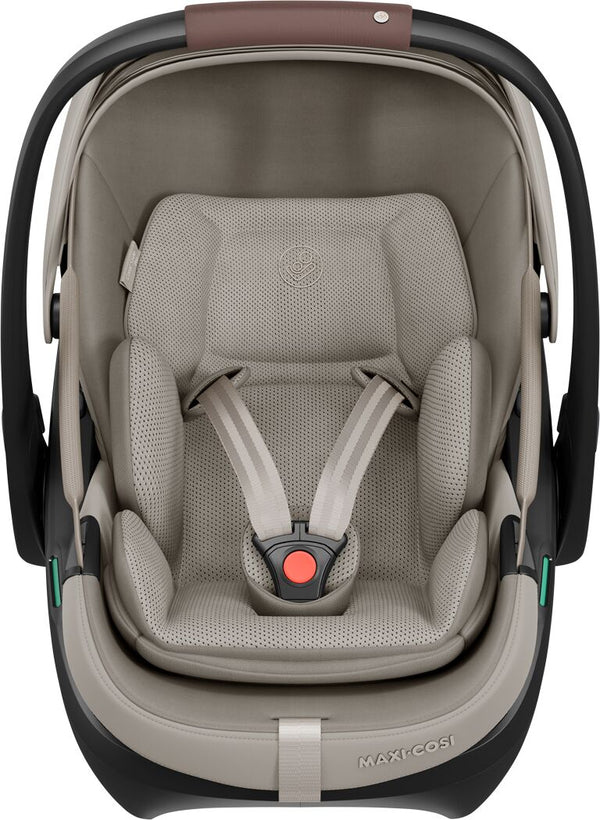 Cadeira auto MAXI-COSI Coral Slide Pro i-Size ultraleve com apenas 2,5 kg, posição totalmente reclinada, três níveis de reclinação, capota extragrande, tecidos ECO Care e compatível com a Base FamilyFix Slide Pro para bebés dos 0 aos 13 kg. Sapphire Sand