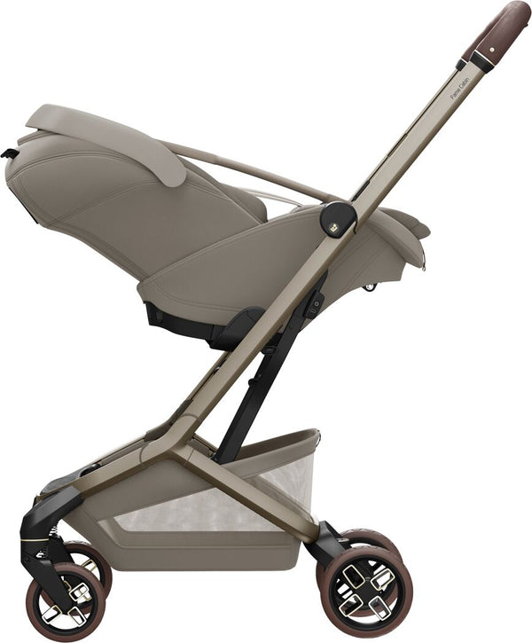 Cadeira auto MAXI-COSI Coral Slide Pro i-Size ultraleve com apenas 2,5 kg, posição totalmente reclinada, três níveis de reclinação, capota extragrande, tecidos ECO Care e compatível com a Base FamilyFix Slide Pro para bebés dos 0 aos 13 kg. Sapphire Sand