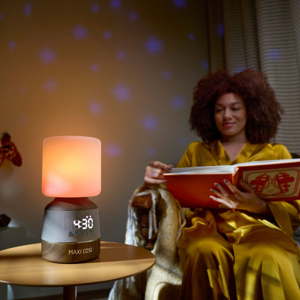 Maxi-Cosi Soothe Pro projetor de céu estrelado para bebé com luz noturna ajustável, despertador digital, Bluetooth e controlo através da aplicação Connected Home.