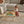 Bebê a brincar com mesa de atividades Tiny Love