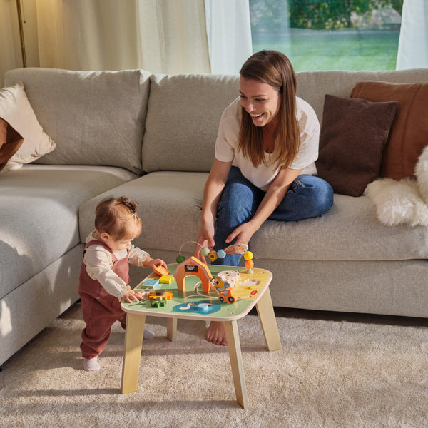 Mãe e bebê a brincar com mesa de atividades Tiny Love
