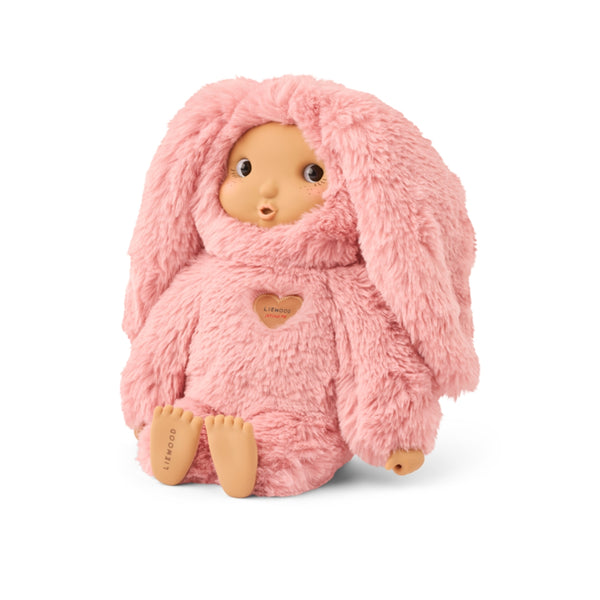 Boneca Miko Rosey de 30 cm com corpo macio em poliéster reciclado GRS e rosto, mãos e pés em silicone, ideal para abraçar e brincar.