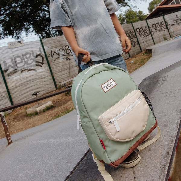 Mochila Pequena Redonda Hello Hossy em poliéster reciclado, impermeável, com formato A4, costas e alças acolchoadas, bolso para garrafa de água e capacidade de 7,3 L para crianças dos 2 aos 5 anos.
Mini Pistache 