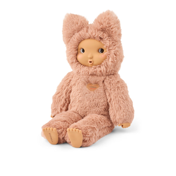 Boneca Misa Cleo 41 cm com corpo macio em poliéster reciclado GRS e rosto, mãos e pés em silicone, ideal para brincar, imaginar e abraçar.