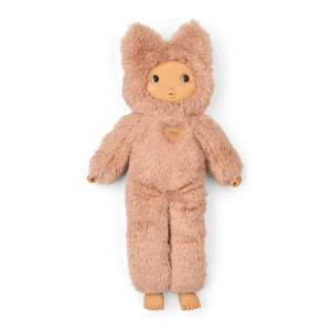 Boneca Misa Cleo 41 cm com corpo macio em poliéster reciclado GRS e rosto, mãos e pés em silicone, ideal para brincar, imaginar e abraçar.