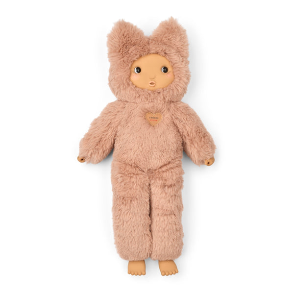 Boneca Misa Cleo 41 cm com corpo macio em poliéster reciclado GRS e rosto, mãos e pés em silicone, ideal para brincar, imaginar e abraçar.