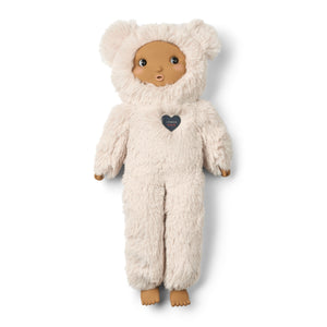 Boneca Misa Phoebe 41 cm com corpo macio em poliéster reciclado GRS e rosto, mãos e pés em silicone, ideal para abraçar e brincar.