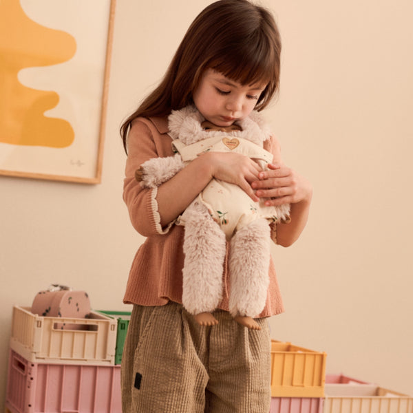 Boneca Misa Phoebe 41 cm com corpo macio em poliéster reciclado GRS e rosto, mãos e pés em silicone, ideal para abraçar e brincar.