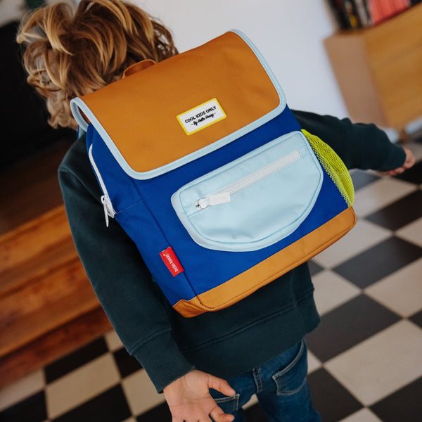 Mochila Grande Quadrada Hello Hossy em poliéster reciclado, impermeável, com interior acolchoado, formato para dossiers A4, bolso para garrafa de água e capacidade de 15 L para crianças a partir dos 6 anos cor mini blue canyon