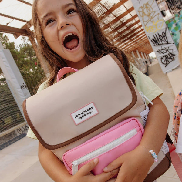 Mochila Grande Quadrada Hello Hossy em poliéster reciclado, impermeável, com interior acolchoado, formato para dossiers A4, bolso para garrafa de água e capacidade de 15 L para crianças a partir dos 6 anos cor mini macaroon