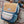 Mochila Grande Quadrada Hello Hossy em poliéster reciclado, impermeável, com interior acolchoado, formato para dossiers A4, bolso para garrafa de água e capacidade de 15 L para crianças a partir dos 6 anos cor mini sam