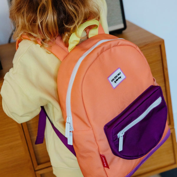 Mochila Grande Redonda Hello Hossy em poliéster reciclado, impermeável, com capacidade de 15 litros, compatível com dossiers A4, alças acolchoadas e bolso para garrafa de água para crianças a partir dos 6 anos mini peach pop