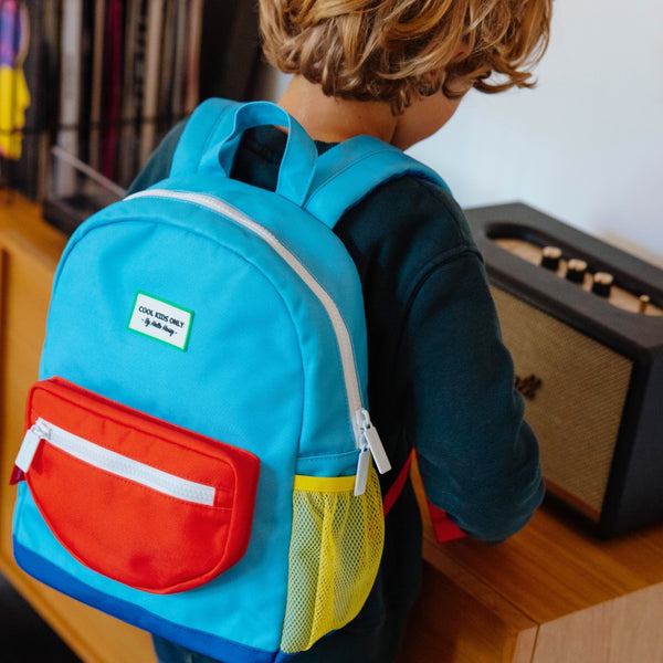 Mochila Grande Redonda Hello Hossy em poliéster reciclado, impermeável, com capacidade de 15 litros, compatível com dossiers A4, alças acolchoadas e bolso para garrafa de água para crianças a partir dos 6 anos mini sky