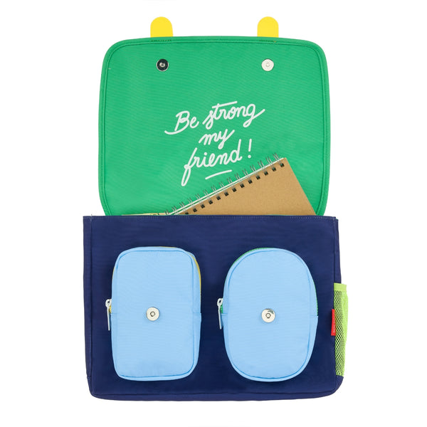 Mochila Horizontal Grande Hello Hossy em poliéster reciclado, impermeável, com formato dossier A4, costas acolchoadas e respiráveis, fecho magnético reforçado e bolsos organizadores para crianças a partir dos 6 anos. Bball Crew